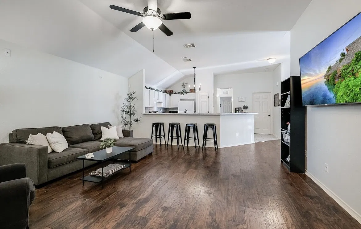 3 bed, 1464 sqft, $1,800 — Photo 3