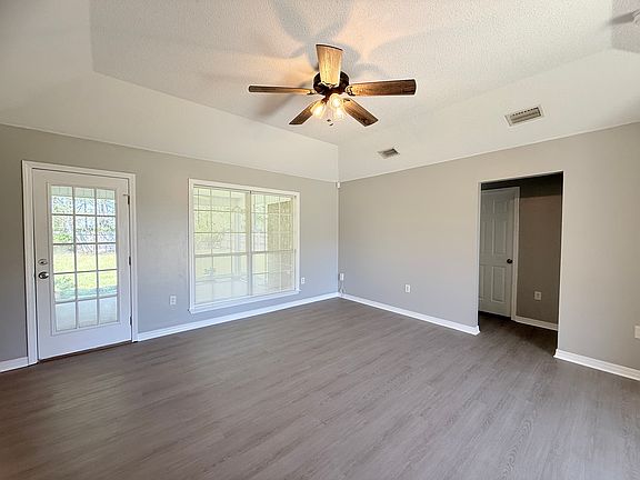 3rd image of 521 Hamilton Blvd