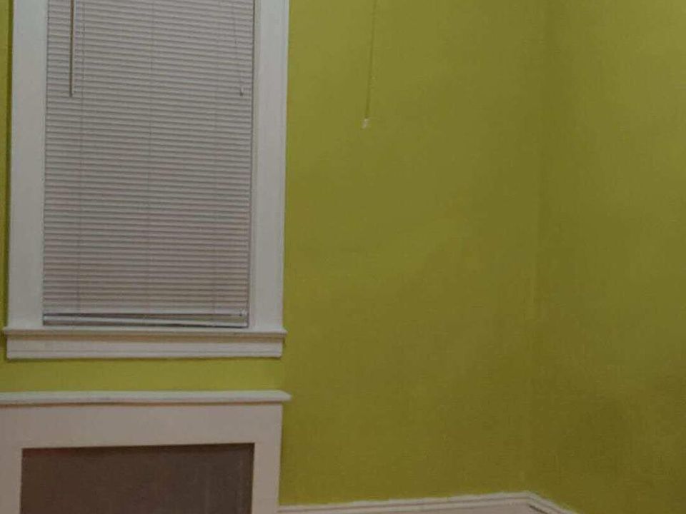 2nd image of 917 College Point Blvd