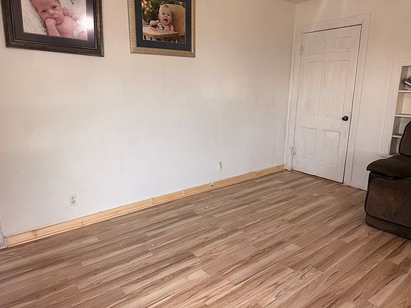 3rd image of 906 SW Ave E