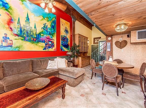 5th image of 1107 S Peters St APT 204