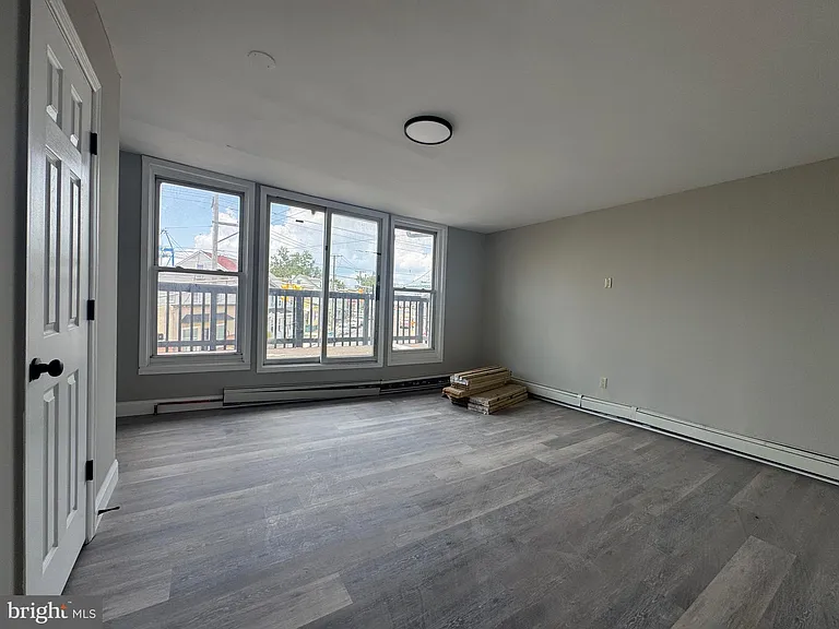 242 N Broadway #B — Photo 2