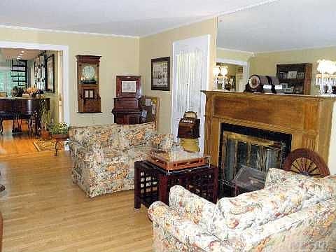 4th image of 11 Amherst Ct