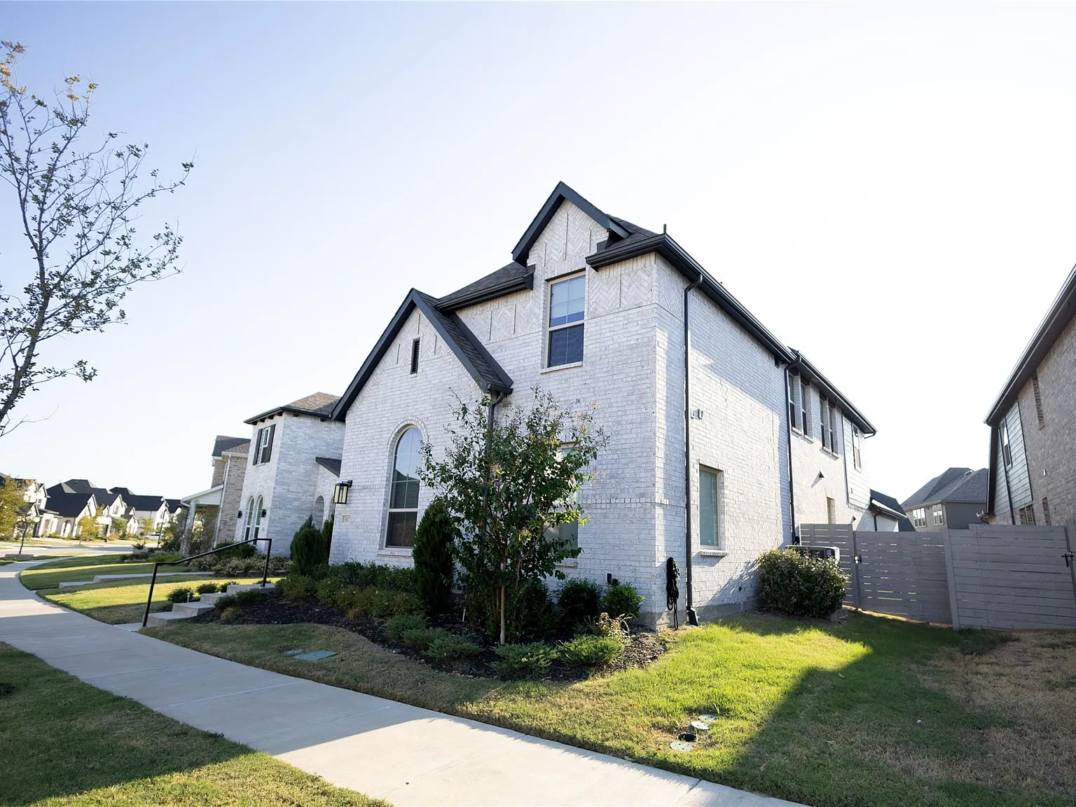 5 bed, 4579 sqft, $4,900 — Photo 2