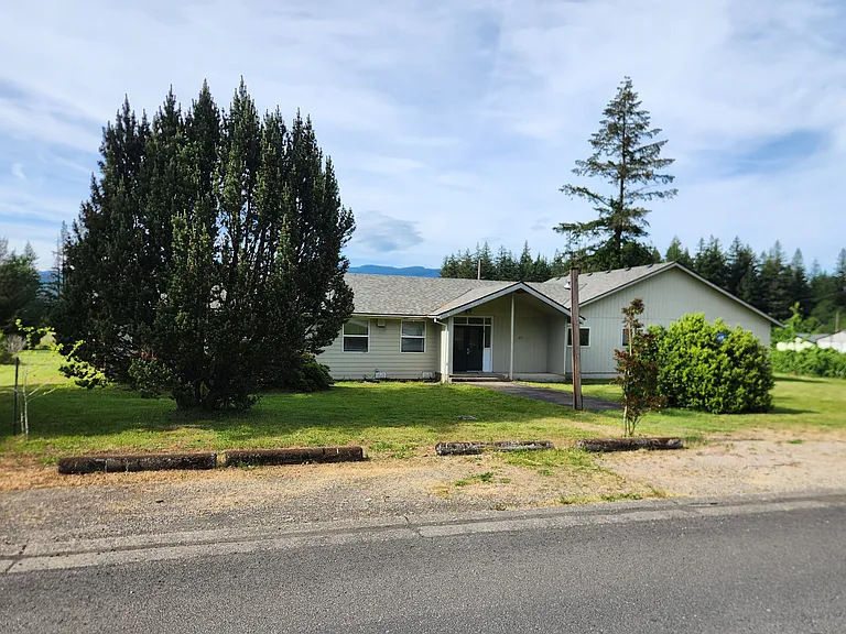 627 NE Forest Ln — Photo 1
