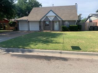 121 SW 5th St, Moore, OK 73160