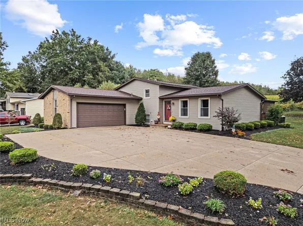 2498 Foxfire St NW, Uniontown, OH 44685