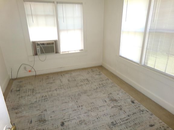 4th image of 1404 W Willow Ave