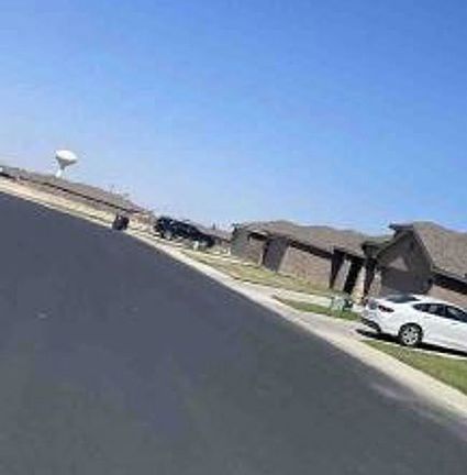 Exterior Neighborhood (street photo)