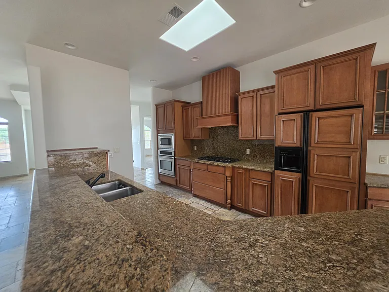 8400 Oakland Ave NE — Photo 2