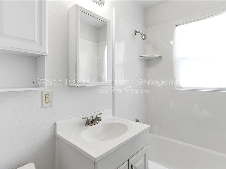 2709 Gramercy Ave #B — Photo 15
