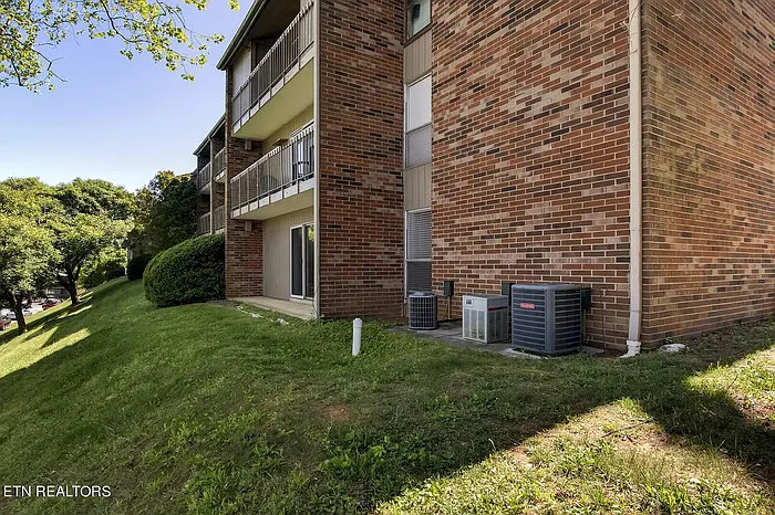 400 Dublin Dr — Photo 3