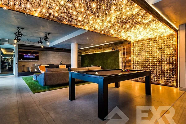 Rented by EXR | media 9