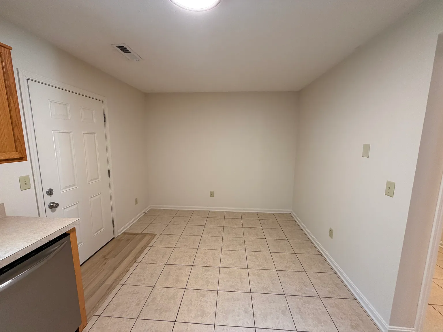 2 bed, 1.5 bath, 1000 sqft, $1,250 — Photo 2