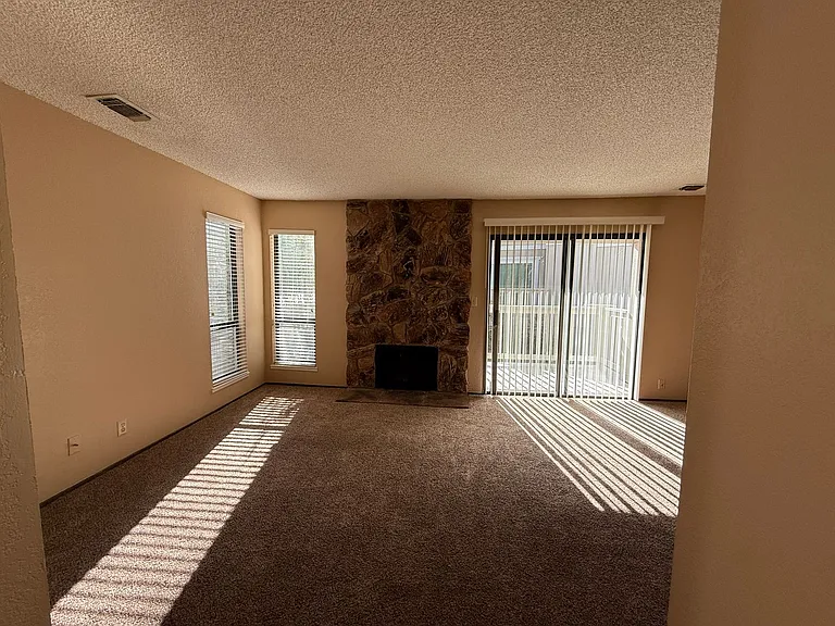 731 Mikkelsen Dr — Photo 1