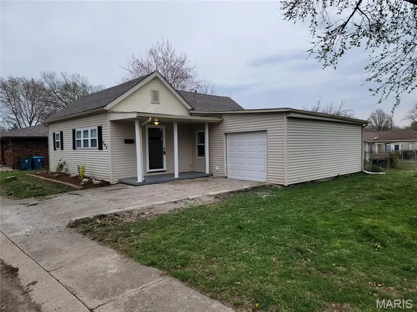304 S Hickory St, Troy, IL 62294