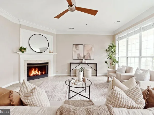 1724 Kingsgate Ct Unit 302, Alexandria, VA 22302