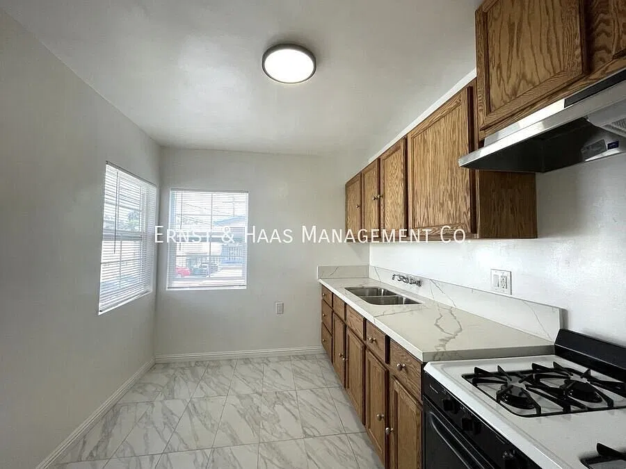 Lovely Beachside 1-Bedroom Apartment in a Classic Art Deco Building! — Photo 3