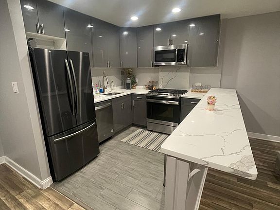 2nd image of 6135 Leesburg Pike APT 302