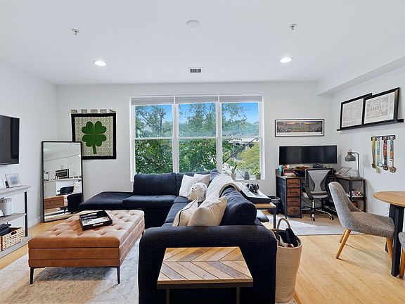 2nd image of 1325 Adams St #402