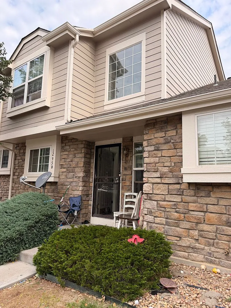 Spacious Aurora Townhome Convenient Location! — Photo 1