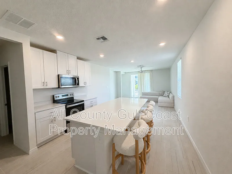 3 bed, 2.0 bath, 1271 sqft, $2,395 — Photo 3