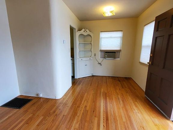 2nd image of 4032 Mississippi St