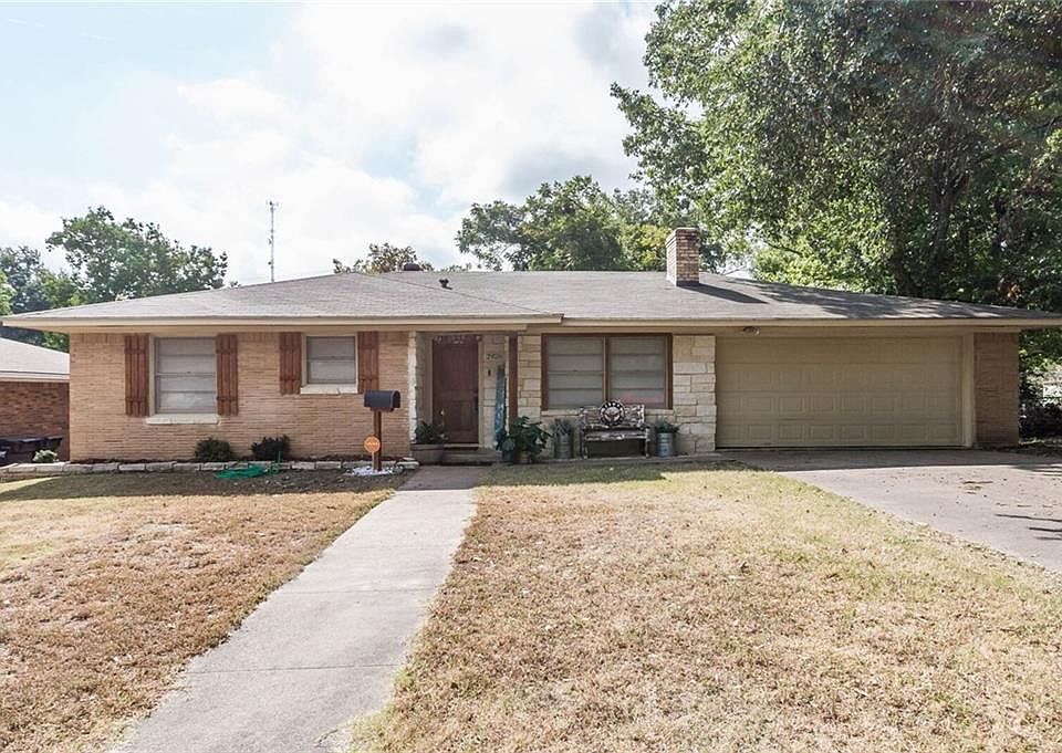 1st image of 2926 College Cir