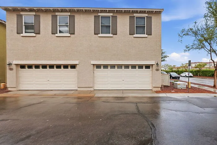 3 bed, 2.0 bath, 1303 sqft, $1,995 — Photo 3