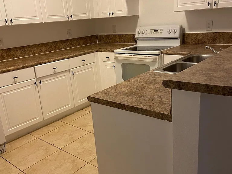 230 SE 29th Ave #10 — Photo 8