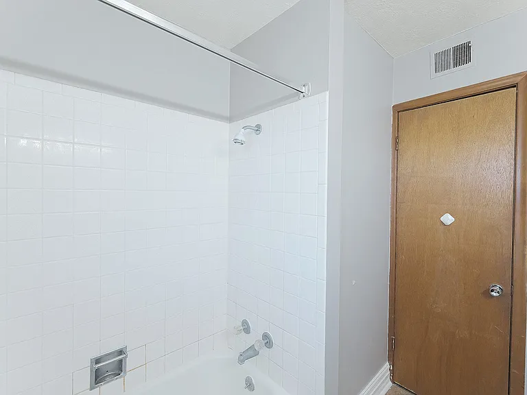 Beverly Hills Apartments — Photo 18