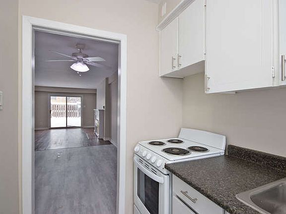 3rd image of 154 Arbour Glen Cres