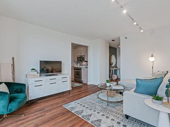 3rd image of 567 N Kingsbury St #508