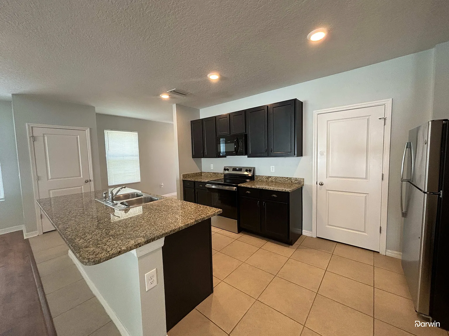 4 bed, 2.5 bath, 2252 sqft, $2,410 — Photo 4