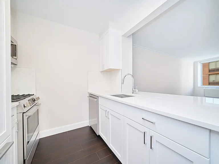 160 Riverside Blvd #12C — Photo 7