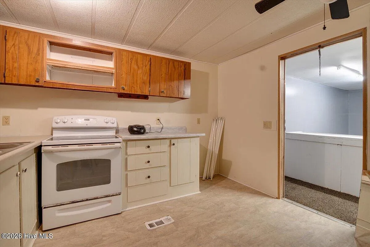 9 bed, 3.0 bath, 3040 sqft, $2,500 — Photo 4