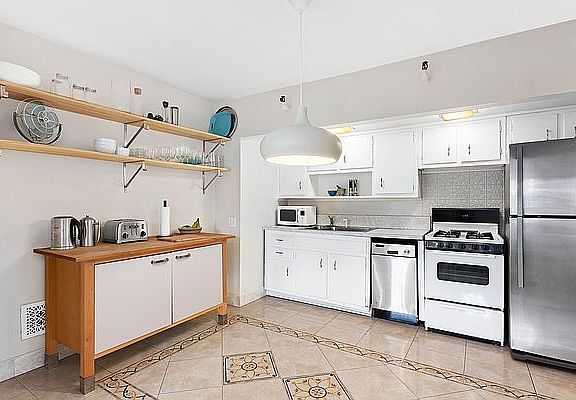 3rd image of 208 8th Ave #3
