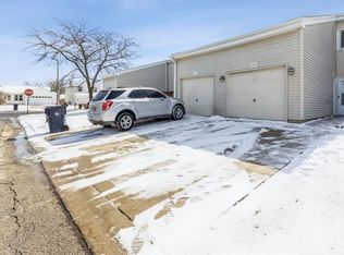 1957 Wildwood Cir, Glendale Heights, IL