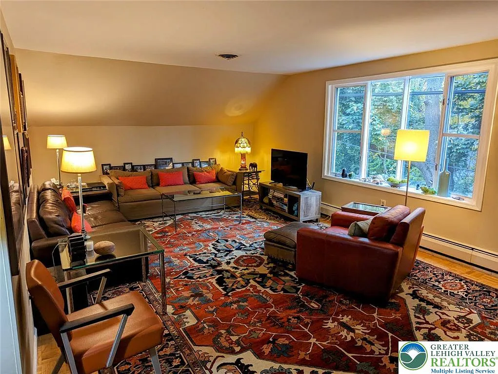 2 bed, 1.0 bath, 1656 sqft, $1,995 — Photo 3