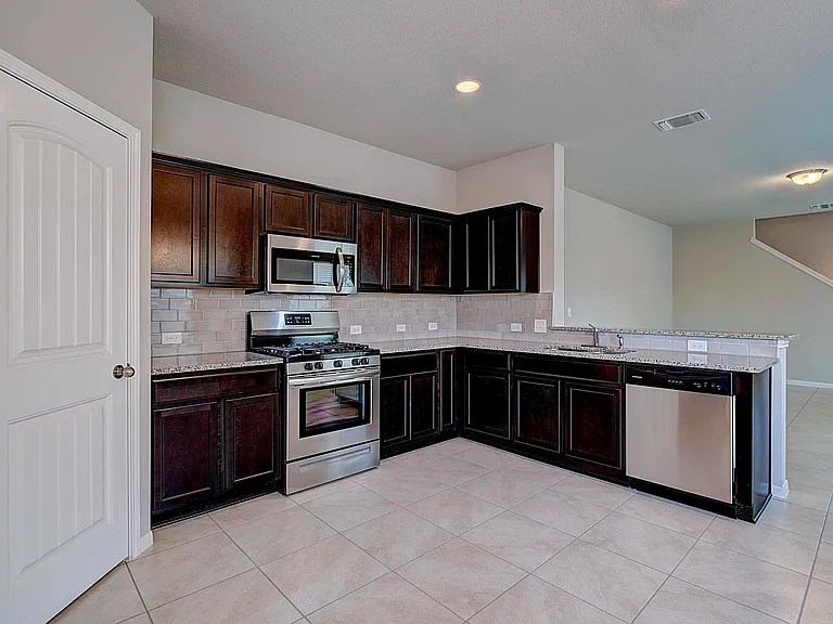 10404 Hatton Ln — Photo 8