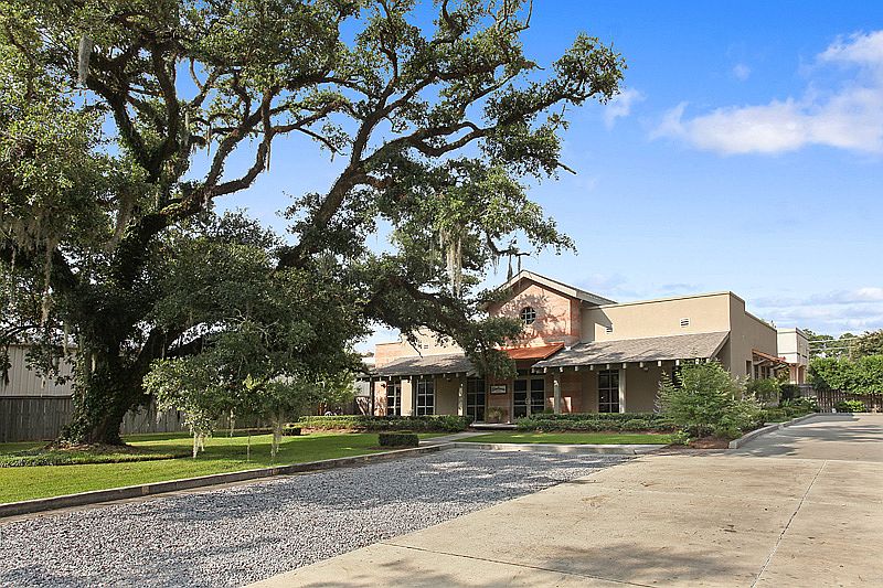 1st image of 10 Saint Ann Dr