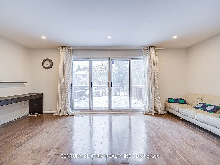 52 Applegate Cres — Photo 7