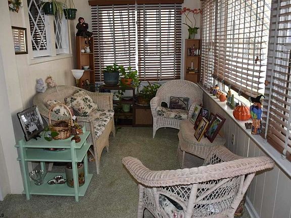 5th image of 809 Delancey Pl