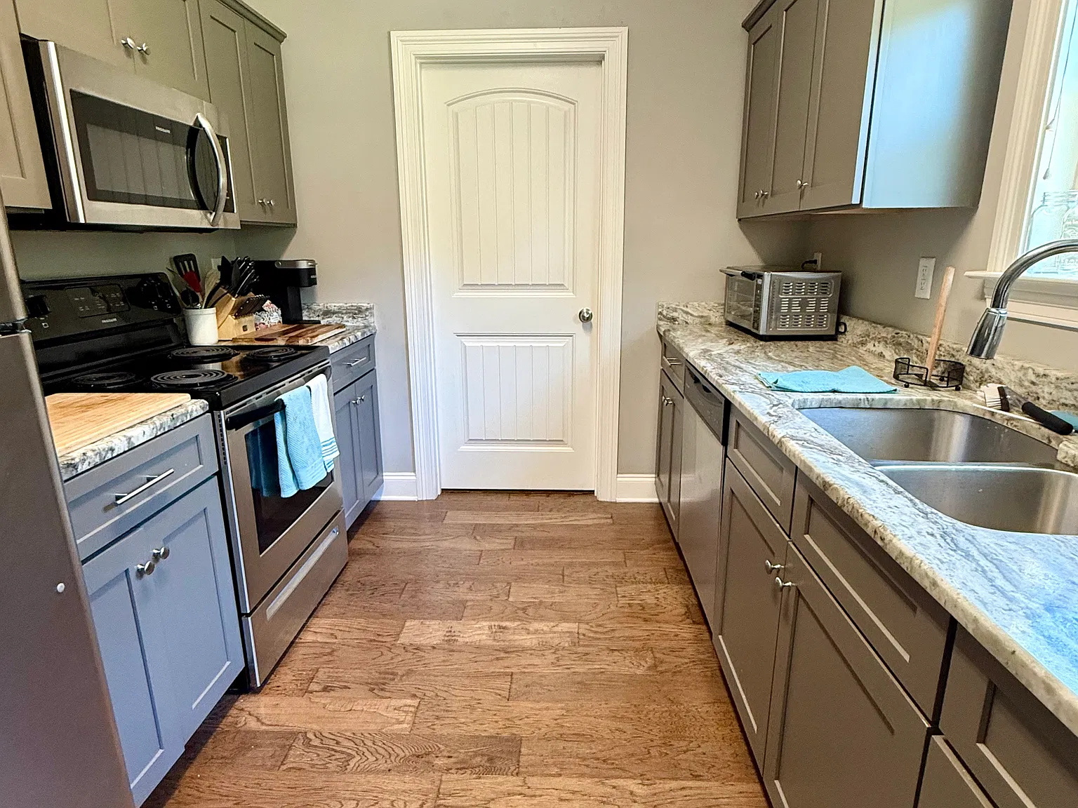 4 bed, 4.5 bath, 1888 sqft, $3,500 — Photo 2