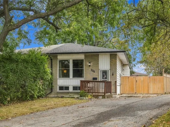 228 Golden Orchard Dr, Hamilton, ON L9C 6J7
