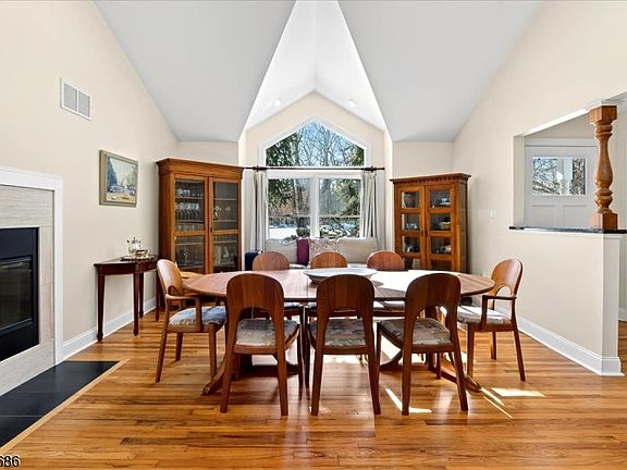 5th image of 947 Cherry Hill Rd