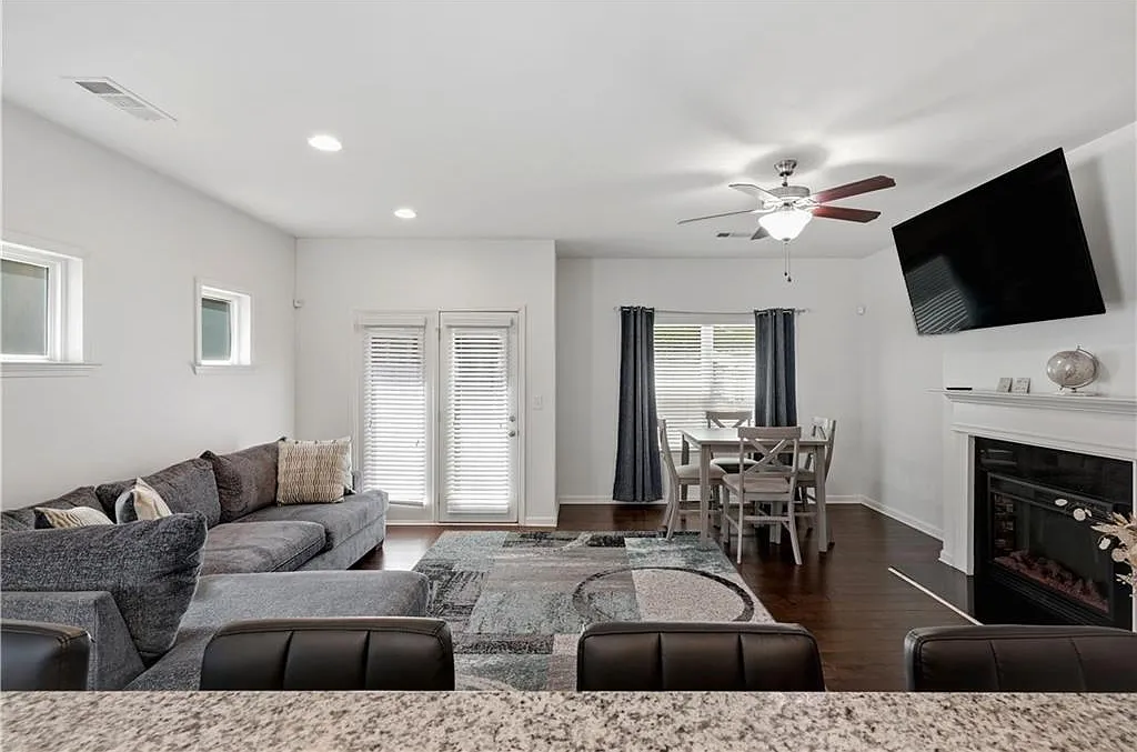 3 bed, 2.5 bath, 1604 sqft, $2,150 — Photo 3