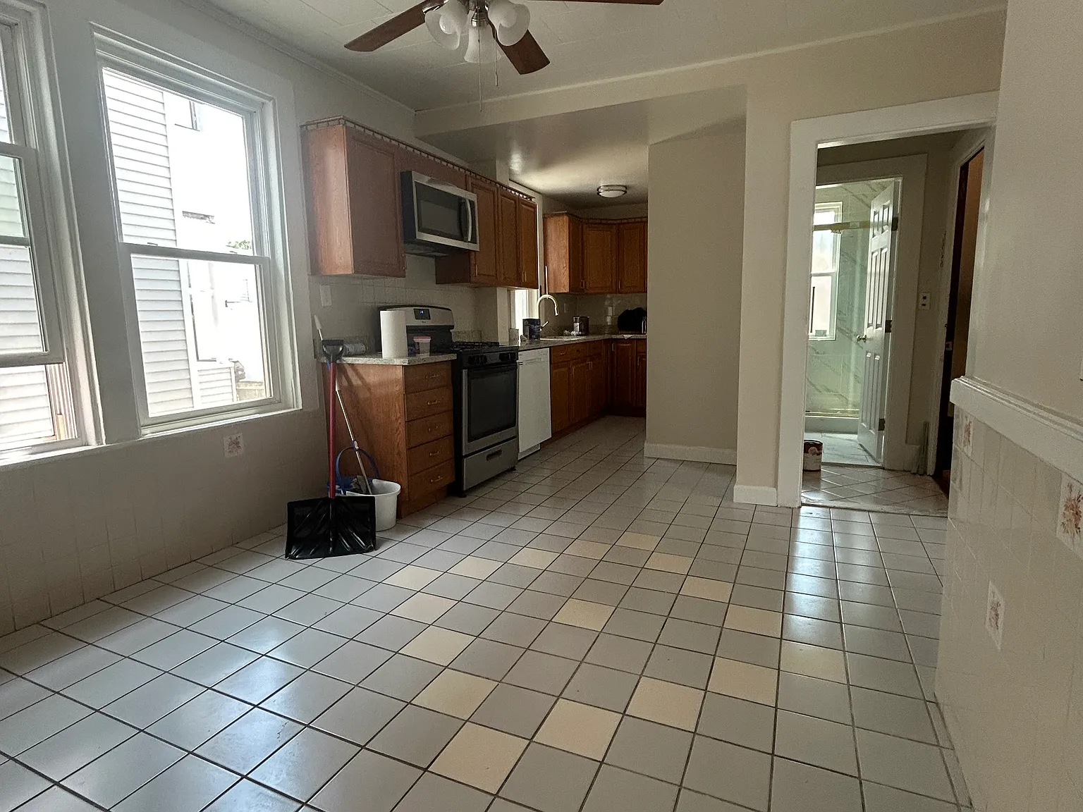 2 bed, 1050 sqft, $2,700 — Photo 4