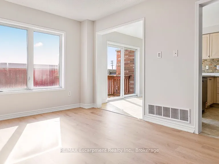 4832 Capri Cres — Photo 9