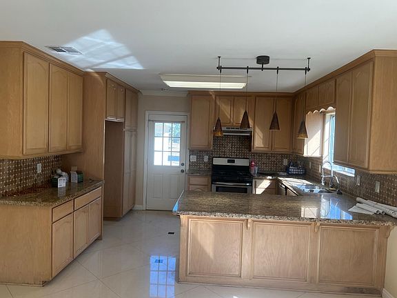5th image of 6842 Peach Ave